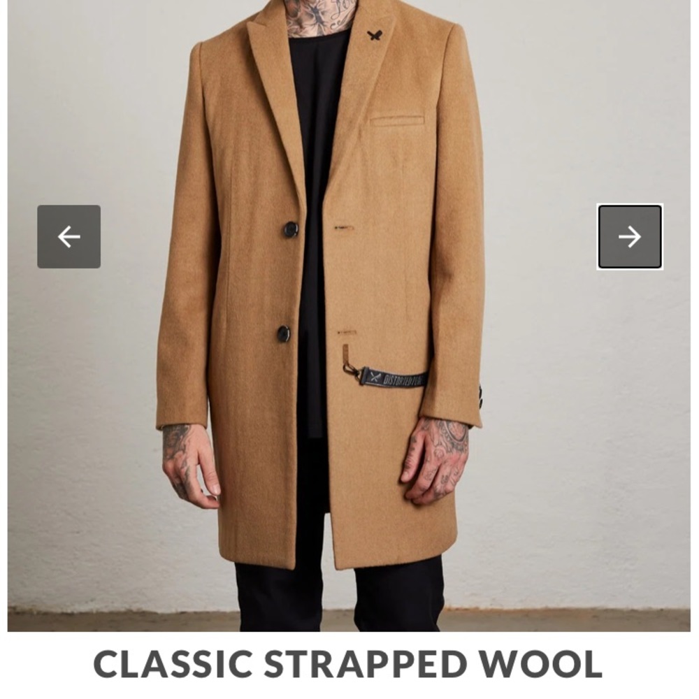 Distorted People BNWT classic strapped wool car camel coat - size large.